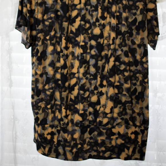 Flattering Blouse - Picture 7 of 8